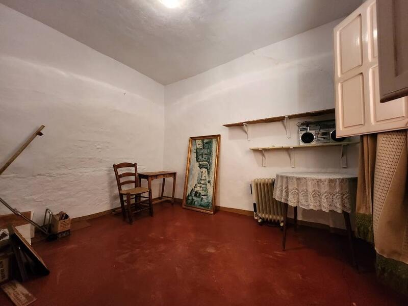 4 спальная комната городская тюрьма продается