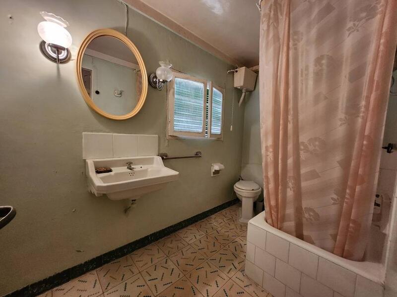 4 спальная комната городская тюрьма продается