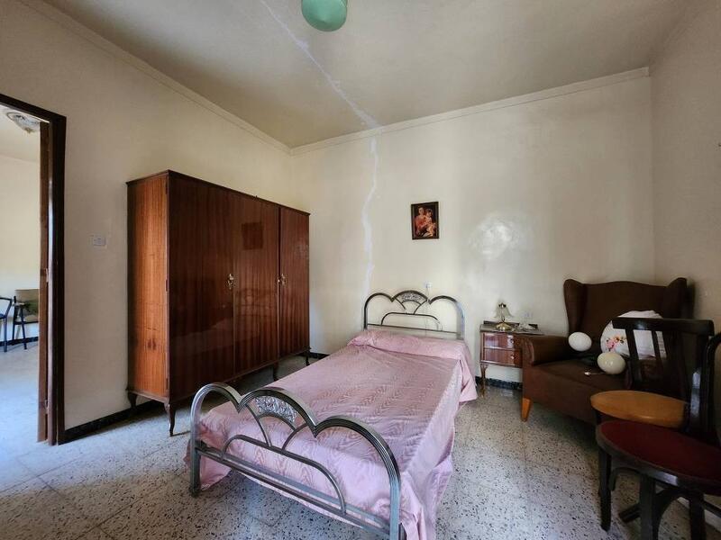 4 спальная комната городская тюрьма продается