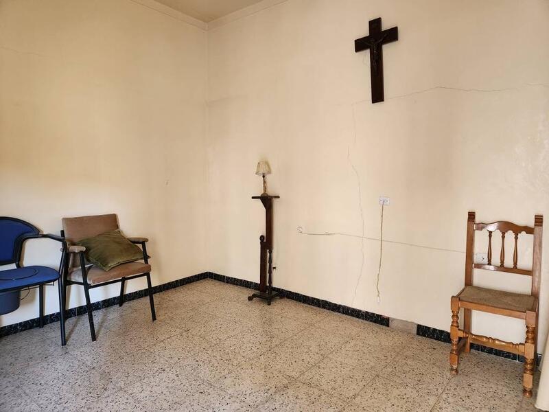 4 спальная комната городская тюрьма продается