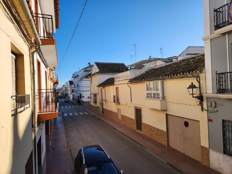 4 спальная комната городская тюрьма продается