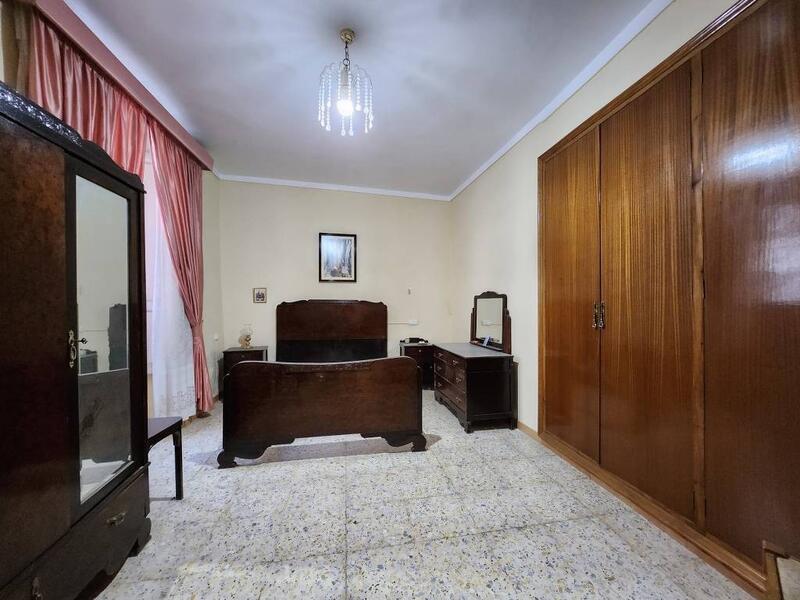 4 спальная комната городская тюрьма продается