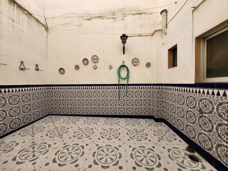 4 спальная комната городская тюрьма продается