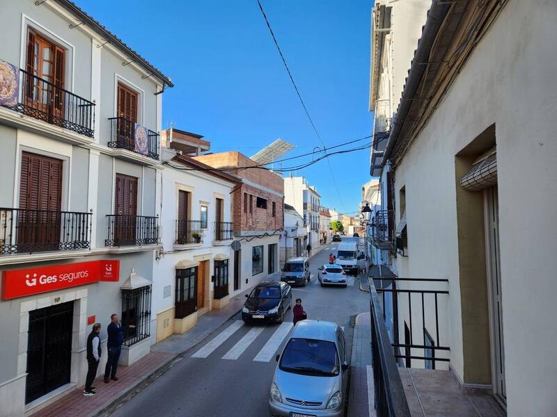 4 спальная комната городская тюрьма продается