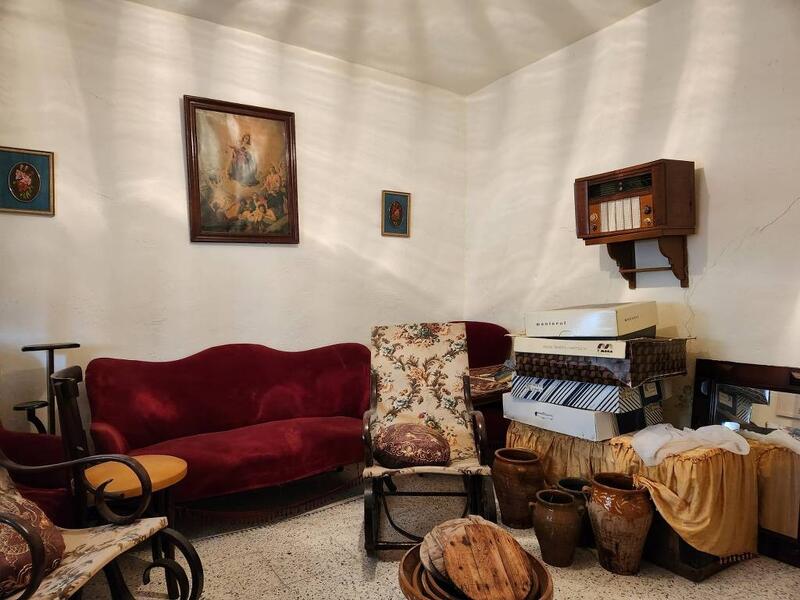 4 спальная комната городская тюрьма продается