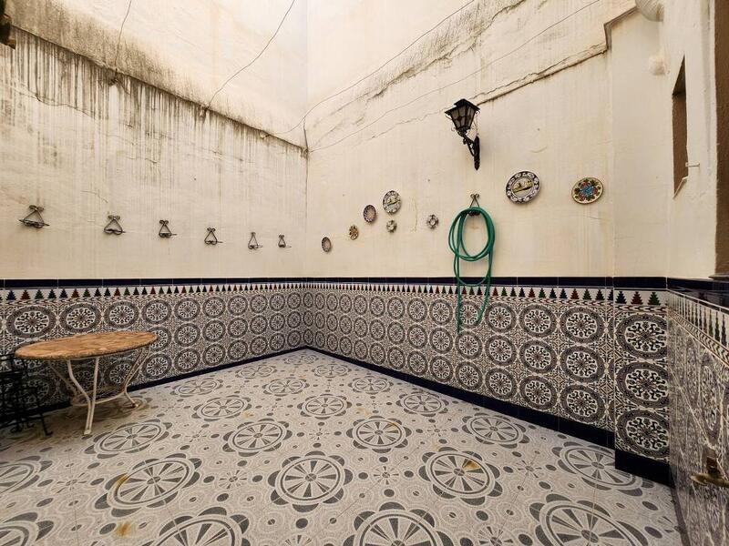 4 спальная комната городская тюрьма продается