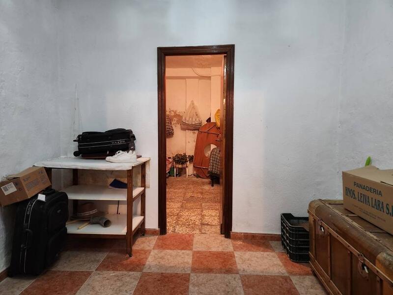 4 спальная комната городская тюрьма продается