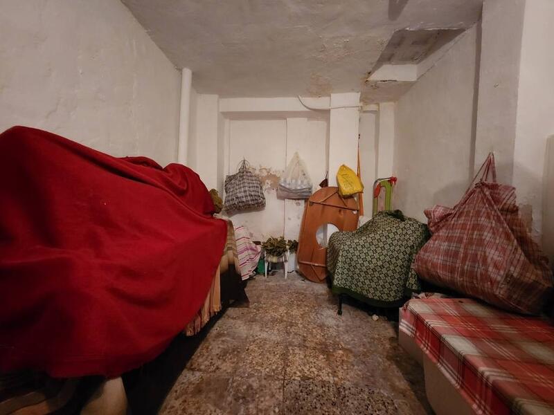 4 спальная комната городская тюрьма продается