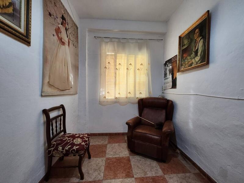 4 спальная комната городская тюрьма продается