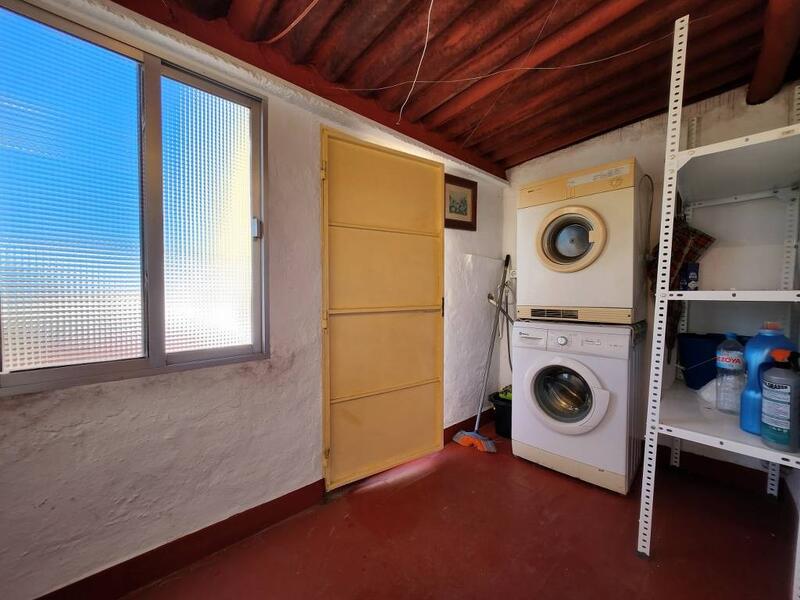 4 спальная комната городская тюрьма продается