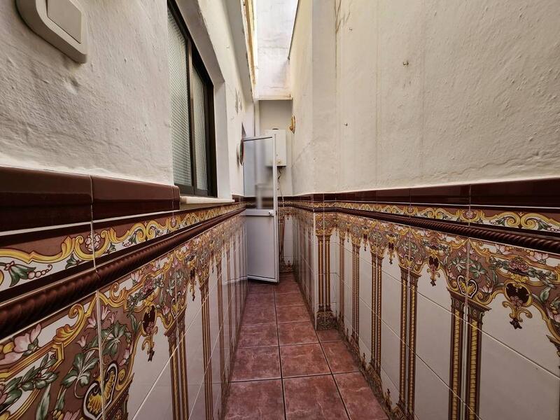 4 спальная комната городская тюрьма продается