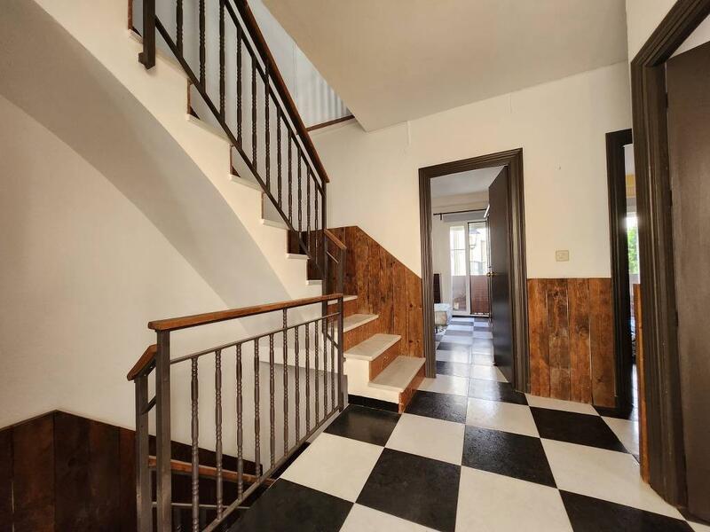 5 slaapkamer Gezinswoning Te koop 5 slaapkamer Gezinswoning Te koop