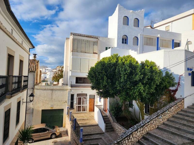 5 slaapkamer Gezinswoning Te koop 5 slaapkamer Gezinswoning Te koop