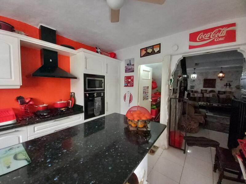 3 спальная комната городская тюрьма продается