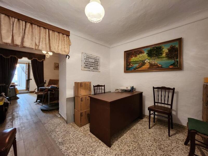 4 bedroom Townhouse for sale