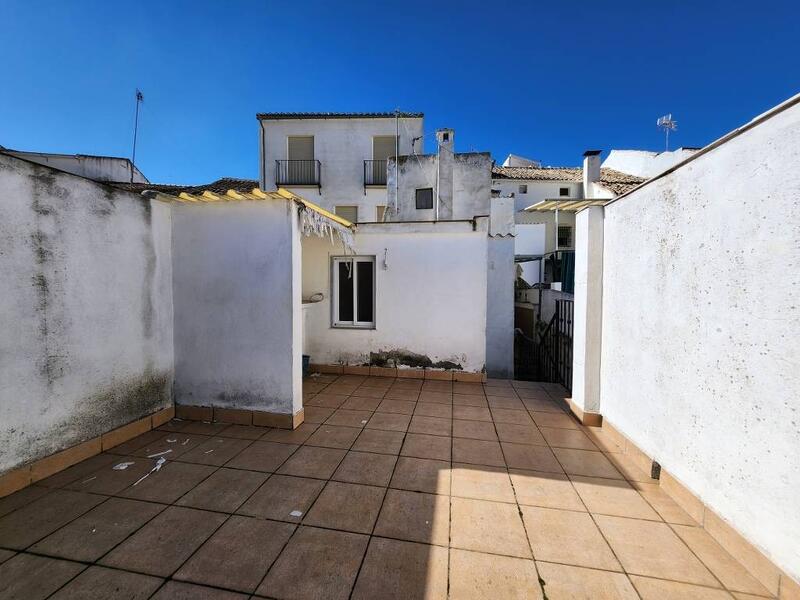 5 bedroom Townhouse for sale