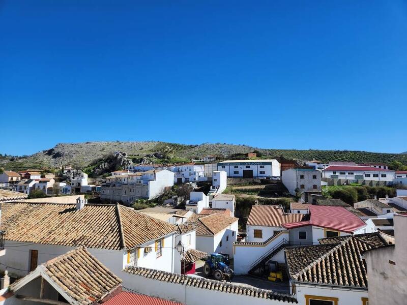 5 bedroom Townhouse for sale