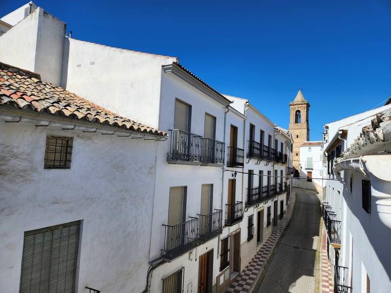 5 bedroom Townhouse for sale