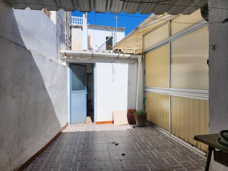 4 bedroom Townhouse for sale