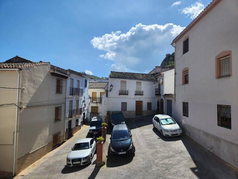 4 bedroom Townhouse for sale