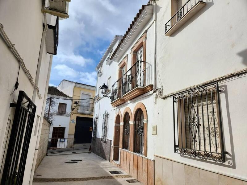 3 bedroom Townhouse for sale