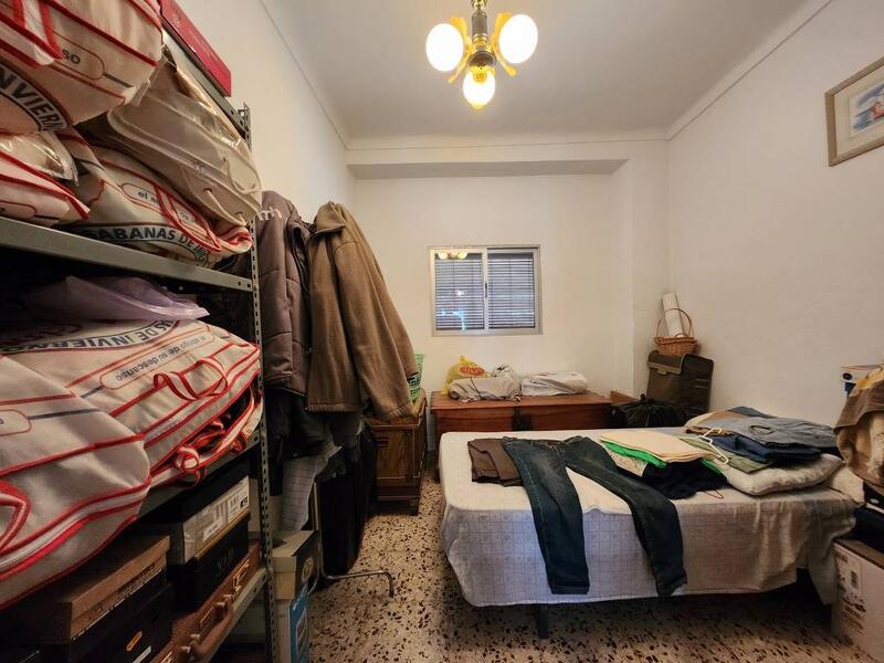 4 спальная комната городская тюрьма продается