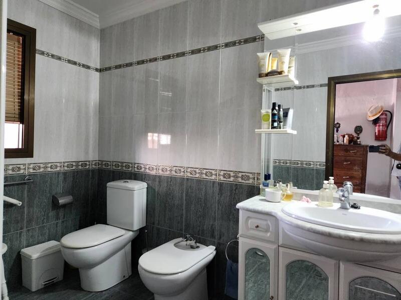 4 спальная комната городская тюрьма продается