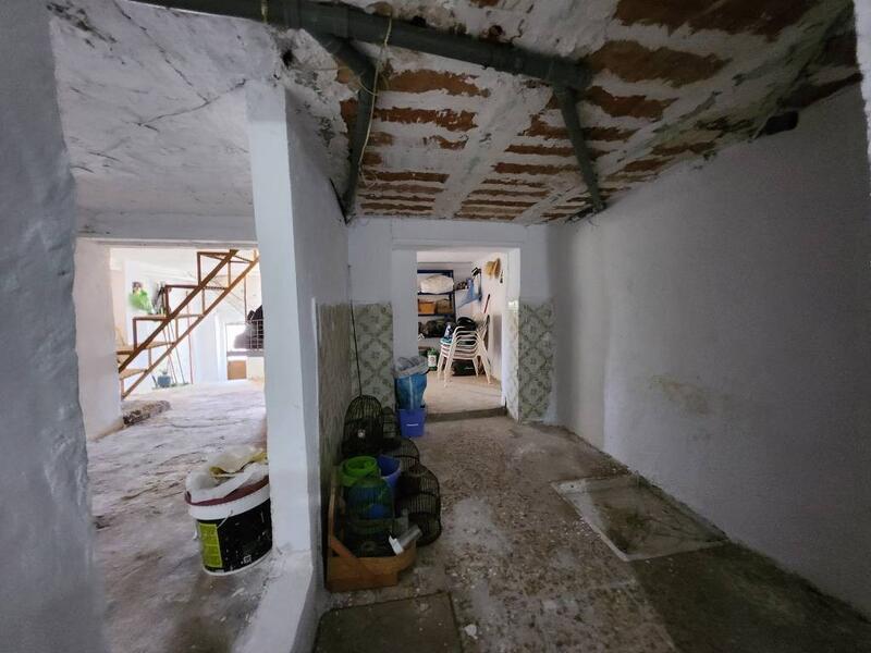 4 спальная комната городская тюрьма продается