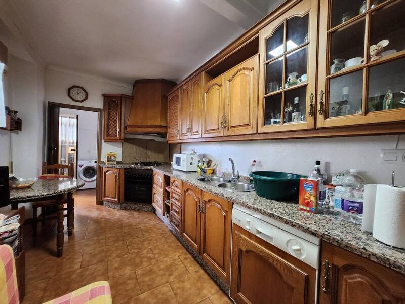 4 спальная комната городская тюрьма продается