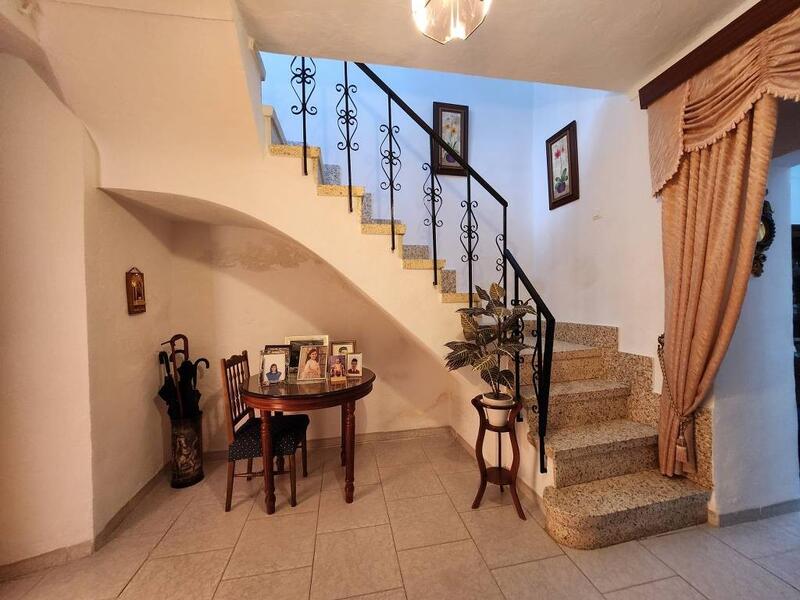 4 спальная комната городская тюрьма продается