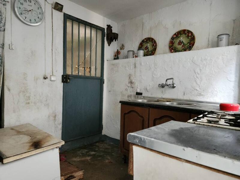 4 спальная комната городская тюрьма продается