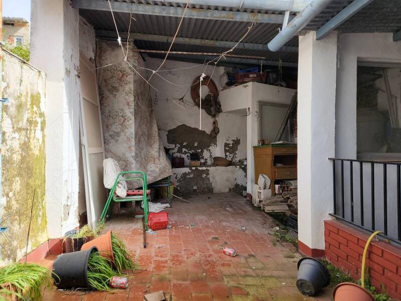 4 спальная комната городская тюрьма продается