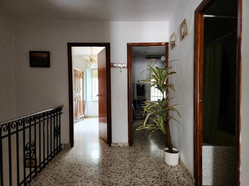 4 спальная комната городская тюрьма продается