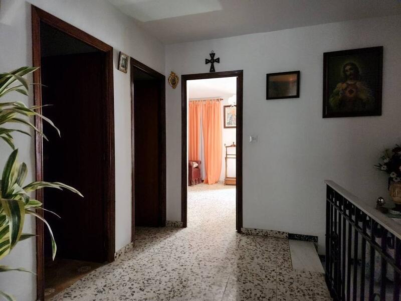 4 спальная комната городская тюрьма продается