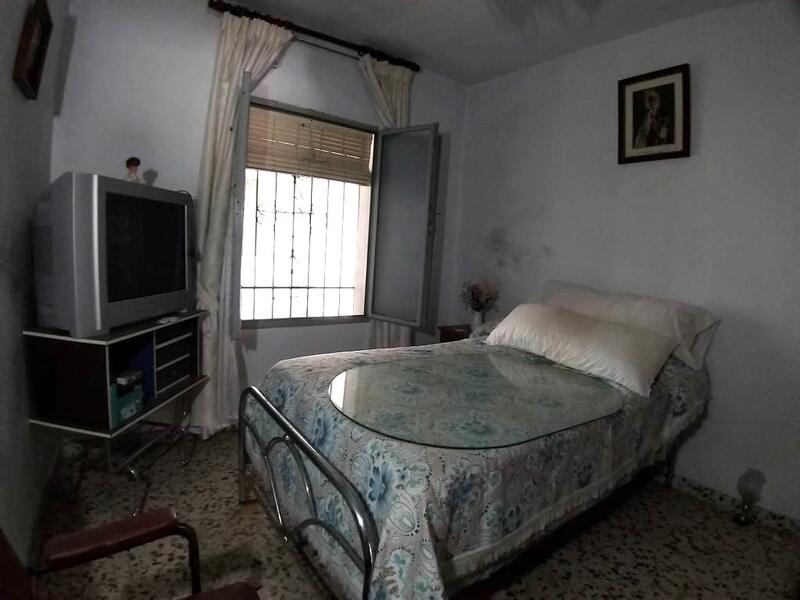 4 спальная комната городская тюрьма продается