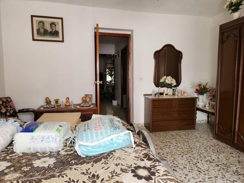 4 спальная комната городская тюрьма продается