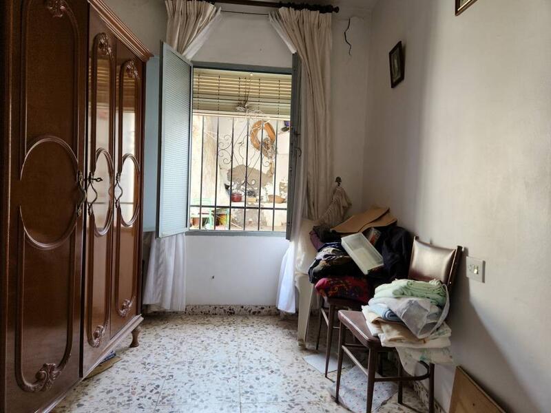 4 спальная комната городская тюрьма продается