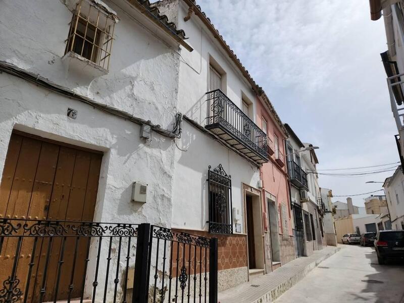 4 спальная комната городская тюрьма продается