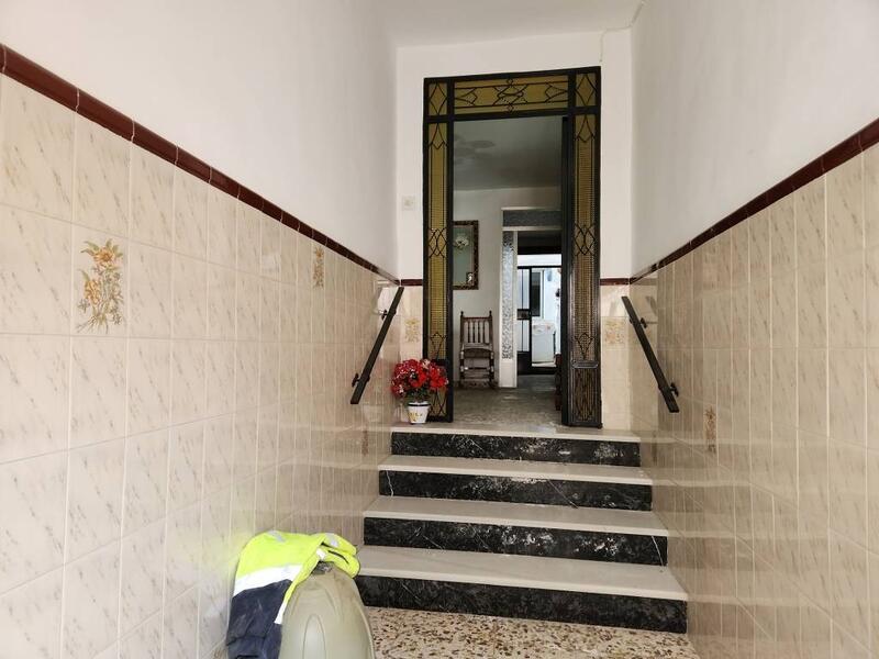 4 спальная комната городская тюрьма продается