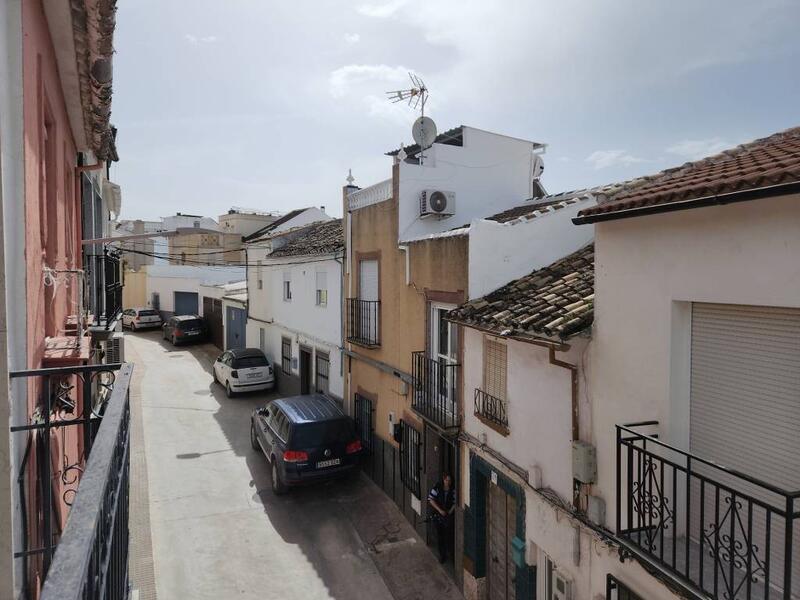 4 спальная комната городская тюрьма продается