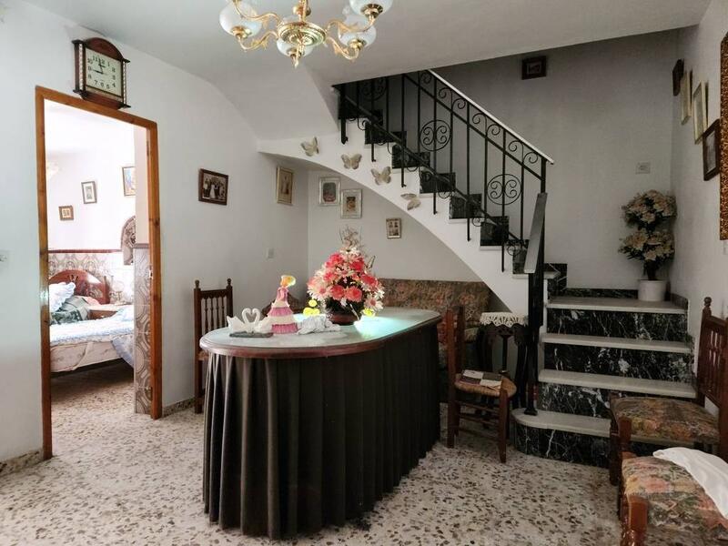 4 спальная комната городская тюрьма продается