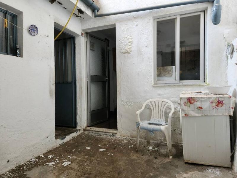 4 спальная комната городская тюрьма продается