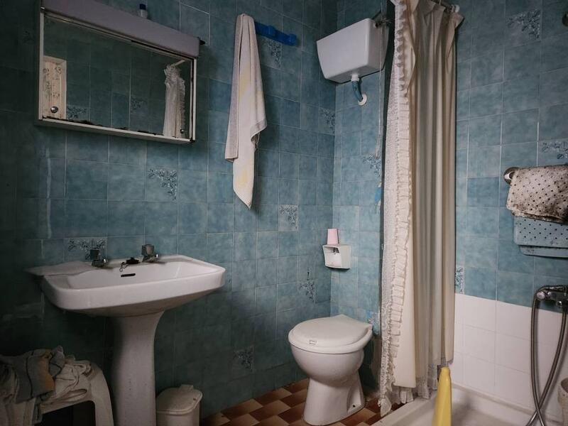 4 спальная комната городская тюрьма продается