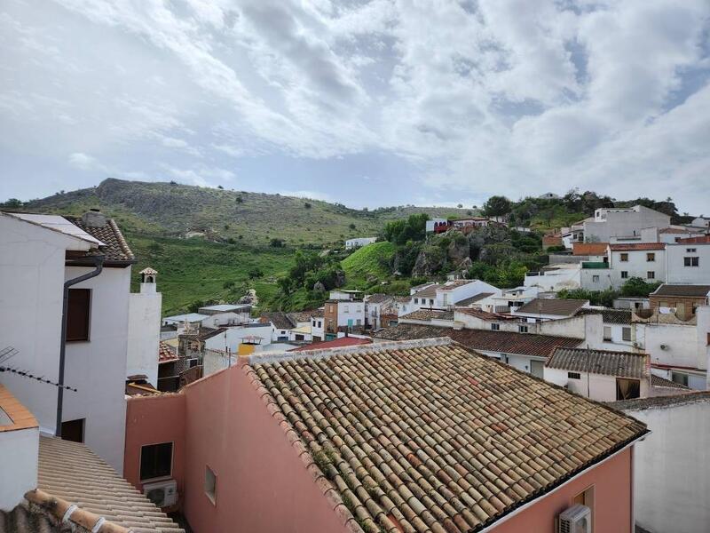 4 bedroom Townhouse for sale