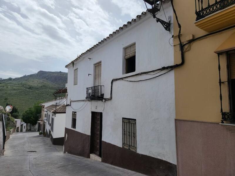 4 bedroom Townhouse for sale