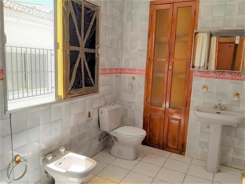 9 bedroom Townhouse for sale