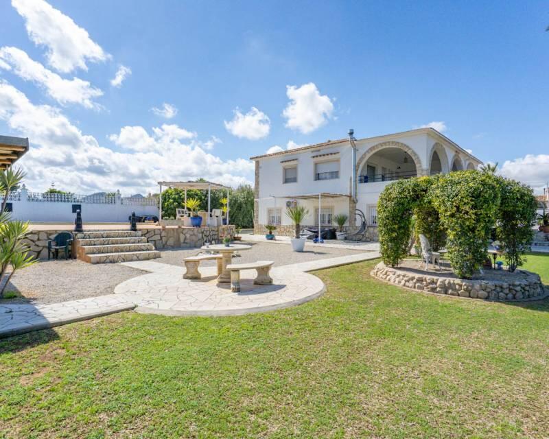 6 bedroom Villa for sale
