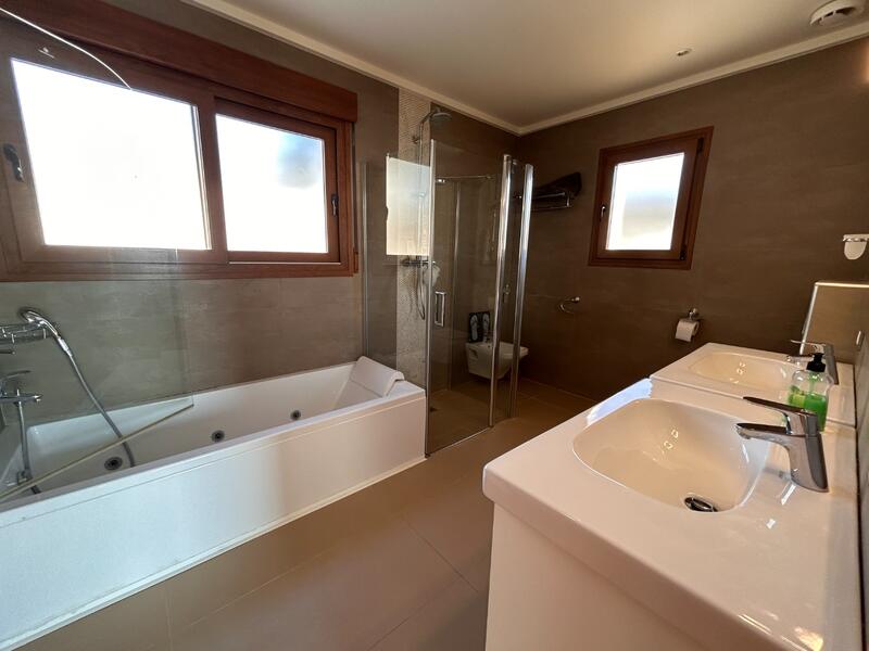 5 bedroom Villa for sale