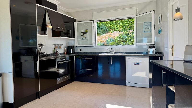 4 спальная комната вилла продается