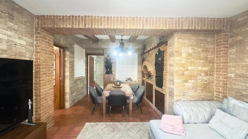 4 спальная комната городская тюрьма продается